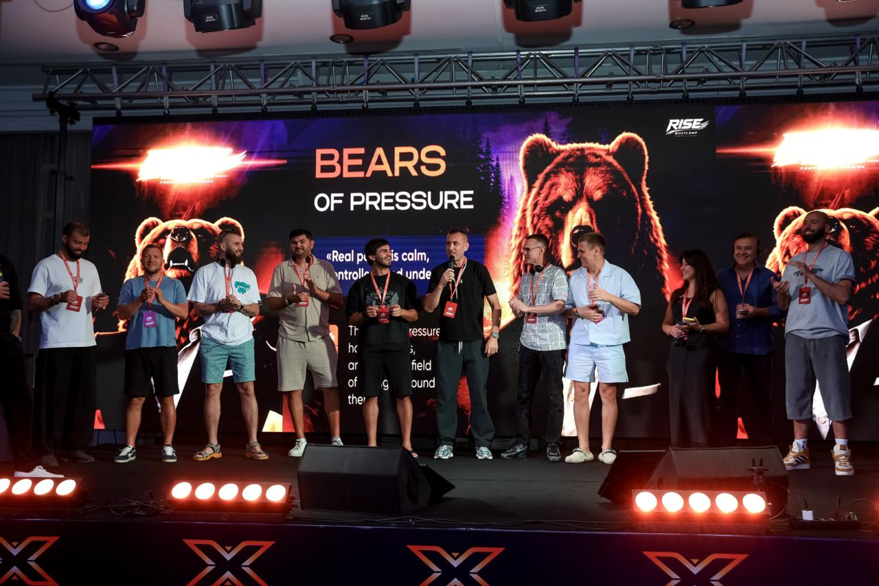 Stanis Zichler on stage at the Rise Bootcamp 'Bears of Pressure' event with the XFusion community