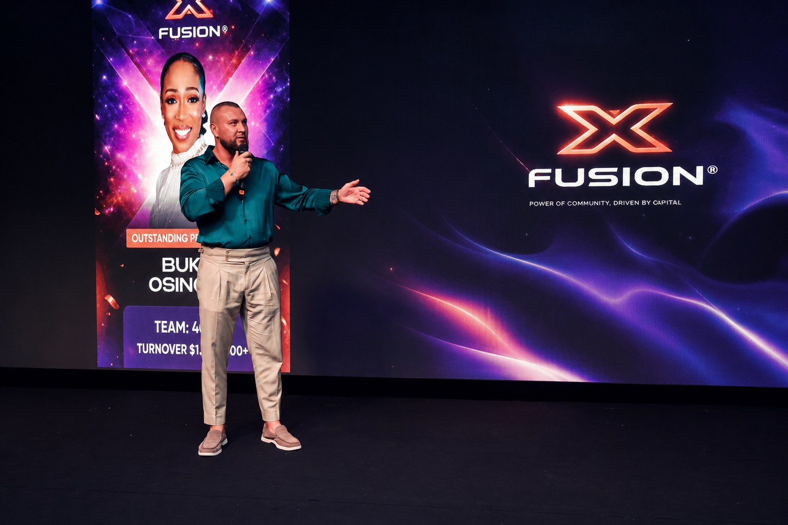 Stanis Zichler presenting on stage at an XFusion awards event